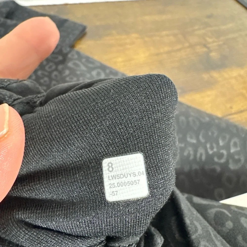 Lululemon Leggings Align HR Pant 25" Size 8 Black Embossed Leopard Pattern New - Picture 4 of 6